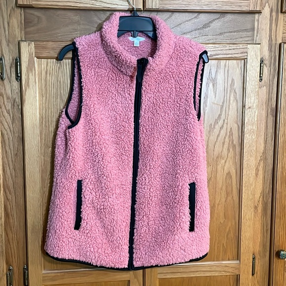 Time & Tru pink fuzzy vest trimmed in black - Picture 1 of 3